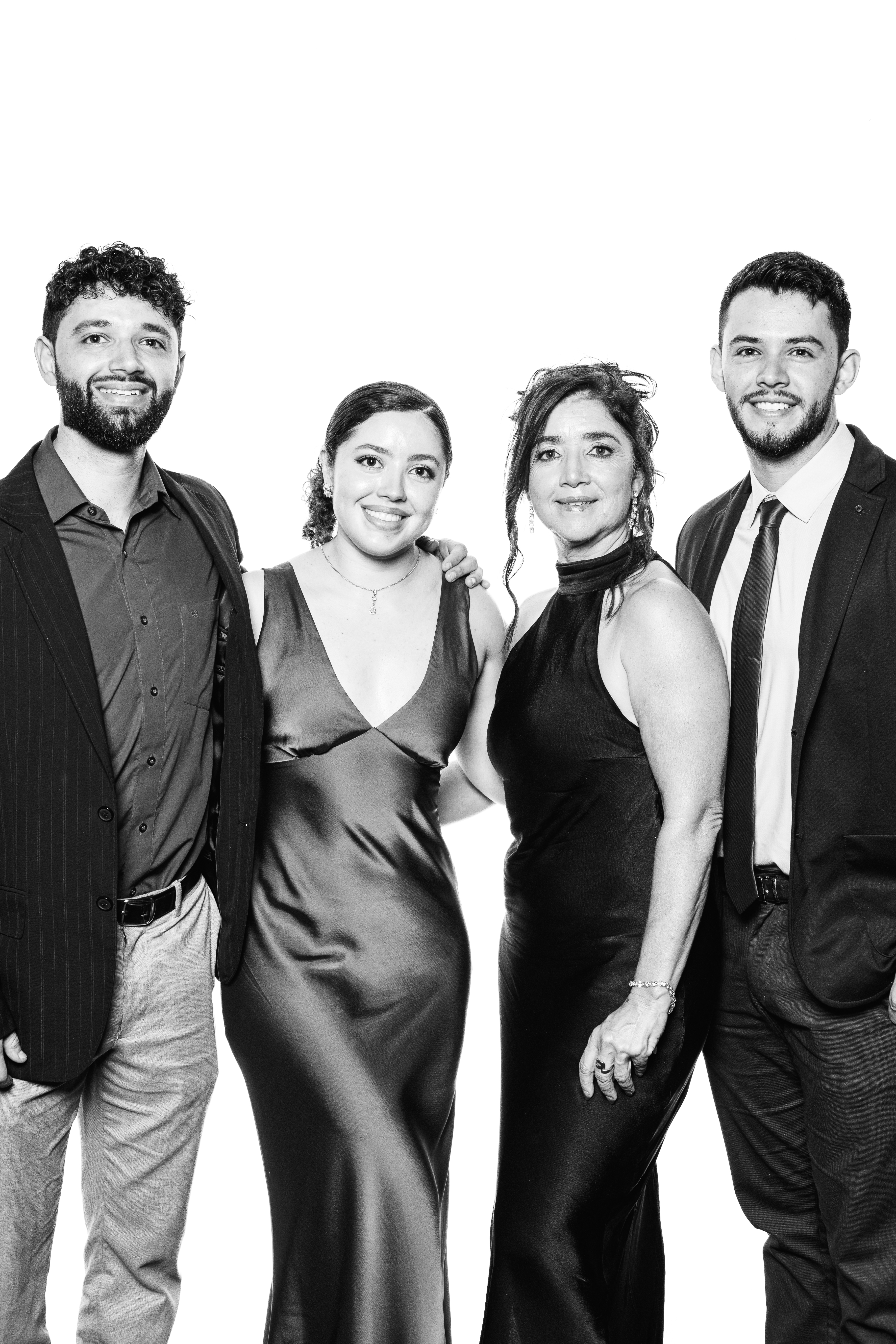 Retrato de estudio en blanco y negro — Monochrome CR, fotografía de bodas en Costa Rica